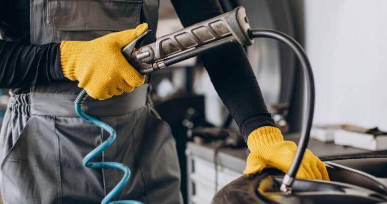 car-mechanic-changing-wheels-car-1-2-770x407