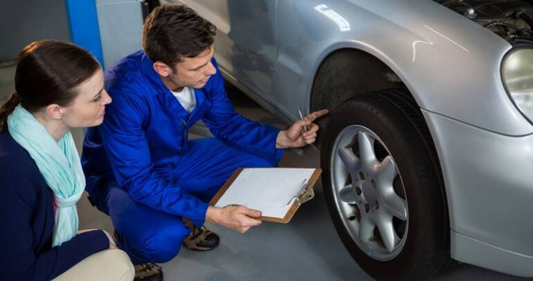 mechanic-showing-customer-problem-with-car-1-1-1-1-770x407