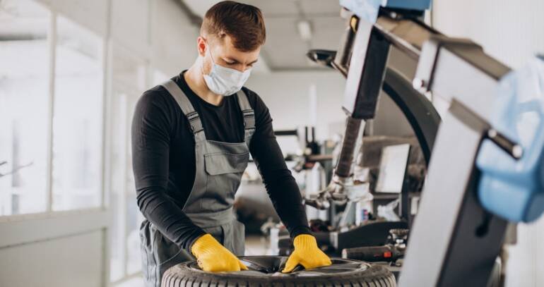 car-mechanic-changing-wheels-car-1-1-770x407